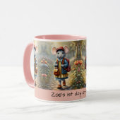 Schattige muismeisje op weg naar school, gewoonte mok (Voorkant links)