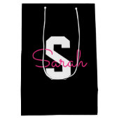 Schattige naam & monogram | Zwart Wit & Roze Medium Cadeauzakje (Achterkant)