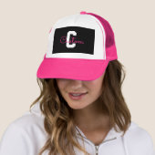 Schattige naam & monogram | Zwart Wit & Roze Trucker Pet (In situ)