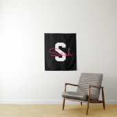 Schattige naam & monogram | Zwart Wit & Roze Wandkleed (In situ)