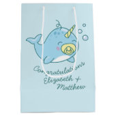 Schattige Narwhal Baby shower Kawaii Medium Cadeauzakje (Achterkant)