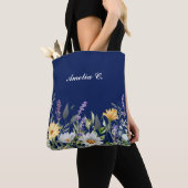 Schattige Navy Blue Boho Wildflower Design Tote Bag (Dichtbij)