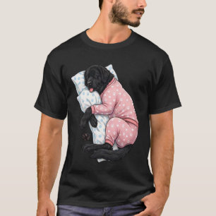 Schattige Newfoundlander hond slaapt in pyjama Sla T-shirt