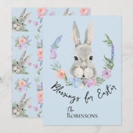 Schattige nieuwsgierig paaskonijn met bloemenkrans