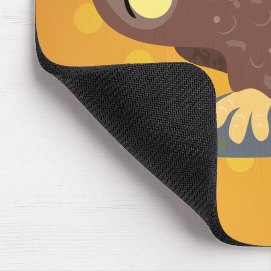 Schattige nieuwsgierige grappige bruine uil cartoo muismat (Hoek)