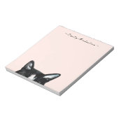 Schattige nieuwsgierige kat en voeg naam toe notitieblok (Linkerzijde)