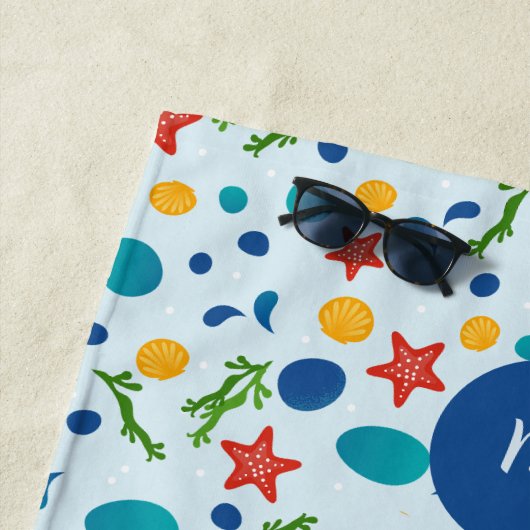 Schattige Ocean Beach Collage Custom Monogram Strandlaken (In situ)