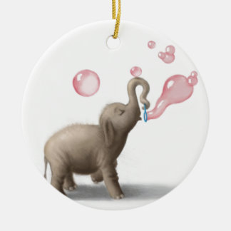 schattige olifant blaast roze bellen op keramisch ornament