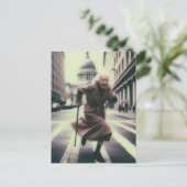 Schattige oma op de vlucht in de stad briefkaart (Staand voorkant)