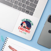 Schattige ontspannende kerstman die gewoon op kers sticker (Laptop met iPhone)