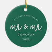 Schattige Onze eerste kerst als Mr & Mr Green LGBT Keramisch Ornament (Voorkant)