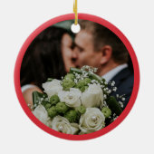 Schattige onze eerste kerst getrouwde foto rood keramisch ornament (Achterkant)