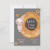 Schattige "ONZE KLEINE VARKEN" | "Liefde & Bagels" RSVP Kaartje (Voorkant)
