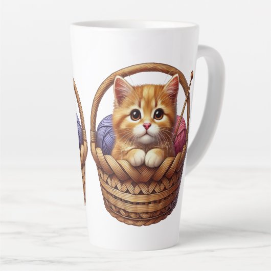 Schattige Oranje kitten in mand met garen Latte Mok (Rechterhoek)