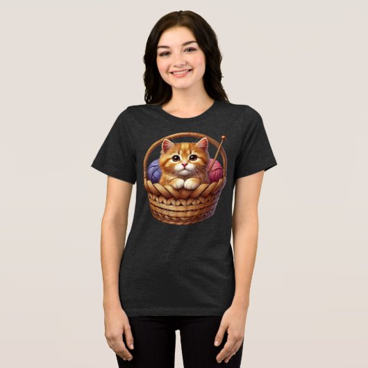 Schattige Oranje kitten in mand met garen Tri-Blend Shirt (Voorkant volledig)