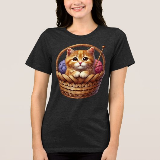 Schattige Oranje kitten in mand met garen Tri-Blend Shirt (Voorkant)