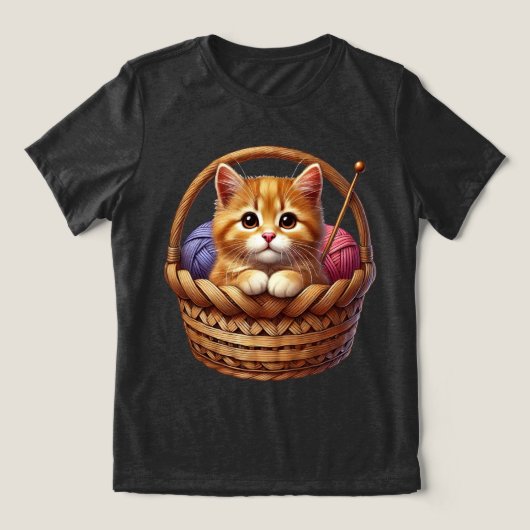 Schattige Oranje kitten in mand met garen Tri-Blend Shirt (Design voorkant)
