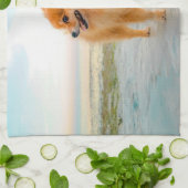 Schattige oranje Pomeranian op zandstrand Theedoek (Gevouwen)