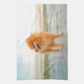 Schattige oranje Pomeranian op zandstrand Theedoek (Verticaal)