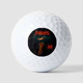 Schattige oranje tabby versus menselijke voet golfballen