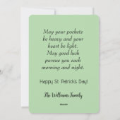 Schattige paard met groen pet, hoofdstel en shamro feestdagenkaart (Achterkant)