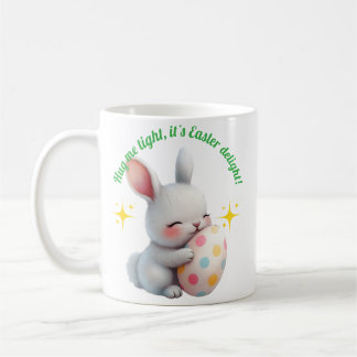 Schattige Paashaas die een Kleurrijk Ei Knuffelt Koffiemok