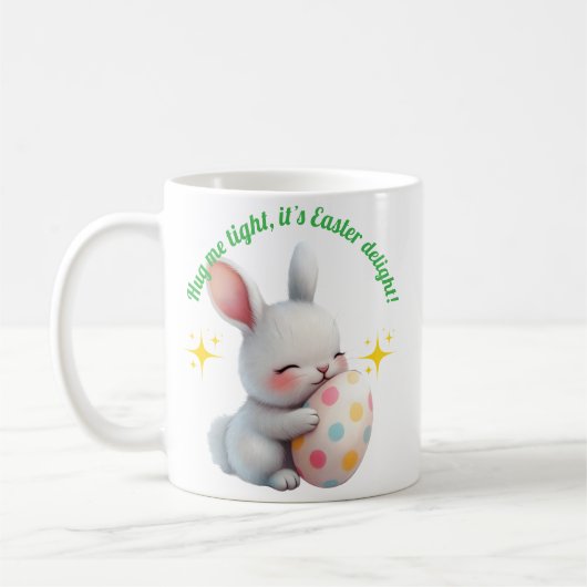 Schattige Paashaas die een Kleurrijk Ei Knuffelt Koffiemok (Links)