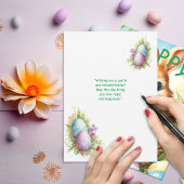 Schattige paashaas in mand met eieren feestdagenkaart