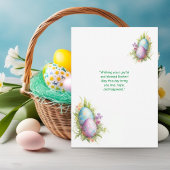 Schattige paashaas in mand met eieren feestdagenkaart
