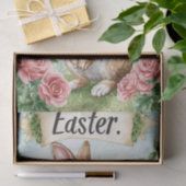 Schattige paashaas met roze rozen en een banner tissuepapier (Geschenk)