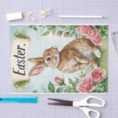 Schattige paashaas met roze rozen en een banner tissuepapier (Craft)