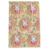 Schattige paashaas zitten in de mand medium cadeauzakje (Achterkant)