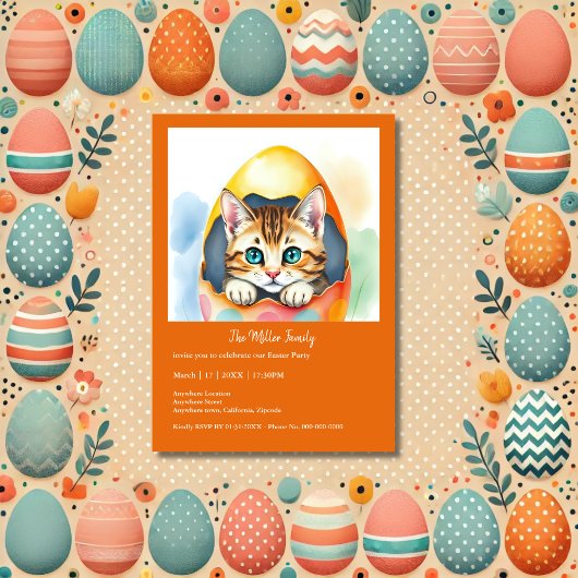 Schattige paaskat in kleurrijk ei