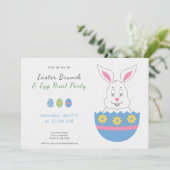 Schattige paaskonijntje dat uit een eieruitnodigin kaart (Staand voorkant)