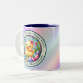 Schattige paaskuiken, bloemen en kleurrijke eieren tweekleurige koffiemok (Voorkant links)