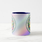 Schattige paaskuiken, bloemen en kleurrijke eieren tweekleurige koffiemok (Center)