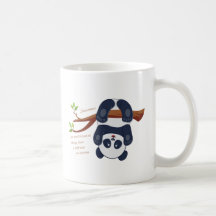 schattige panda die ondersteboven hangt