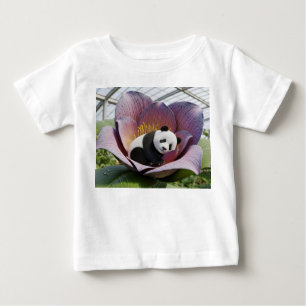 Schattige panda die slaapt in een grote exotische