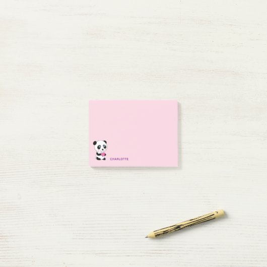 Schattige panda met een roze hart gepersonaliseerd post-it® notes (Op bureau)