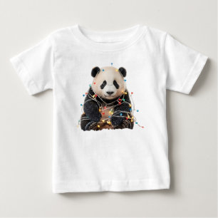 Schattige panda verstrikt in kerstverlichting