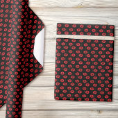 Schattige papaverbloemen rood en zwart inpakpapier