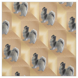 Schattige Papillon-hond op gouden blokjes Stof