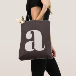 Schattige Pastel Aardse Bruine Monogram Retro Lett Tote Bag<br><div class="desc">Deze stijlvolle boodschappentas heeft jouw monogram in retro letters op een warme aardse bruine achtergrond. Geweldig cadeau-idee!</div>