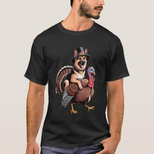 Schattige pelgrim Duitse herder hond rijdt kalkoen T-shirt