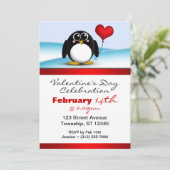 Schattige Penguin Heart Valentijnsdag Uitnodiginge Kaart (Staand voorkant)