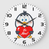 Schattige Penguin Holding Be Mine Heart Grote Klok (Voorkant)