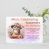 Schattige Pet met uil zittend op een log Kaart (Staand voorkant)