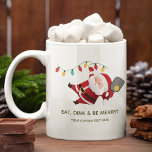 Schattige Pickleball Santa Christmas Koffiemok<br><div class="desc">Schattigee jolly kerstvakantie koffie mok met een Pickleball twist - swingende graphic Santa met een balletje en peddel,  klaar voor een challenge. Prettige feestdagen</div>