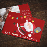 Schattige Pickleball Santa Red Christmas Foto Feestdagenkaart<br><div class="desc">Schattigee jolly platte kerstvakantie kaart met een Pickleball twist - swingende graphic Santa met een bal en peddel,  klaar voor een uitdaging. Grote foto op de achterkant met persoonlijke vakantieboodschap. Alle tekstelementen volledig aanpasbaar. Contact voor hulp bij het personaliseren of aanpassen aan uw individuele wensen. Prettige feestdagen</div>