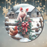 Schattige Pig and Chicken Christmas Boerderij Ronde Sticker<br><div class="desc">Kerst stickers.  waterverf AI-illustratie van een varken en kip op een boerderij op een besneeuwde dag.</div>